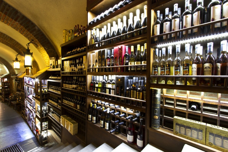 vente-ST PAUL EN FORET-min_world_street_travel_shop_canon_georgia_wine_bottles-429767